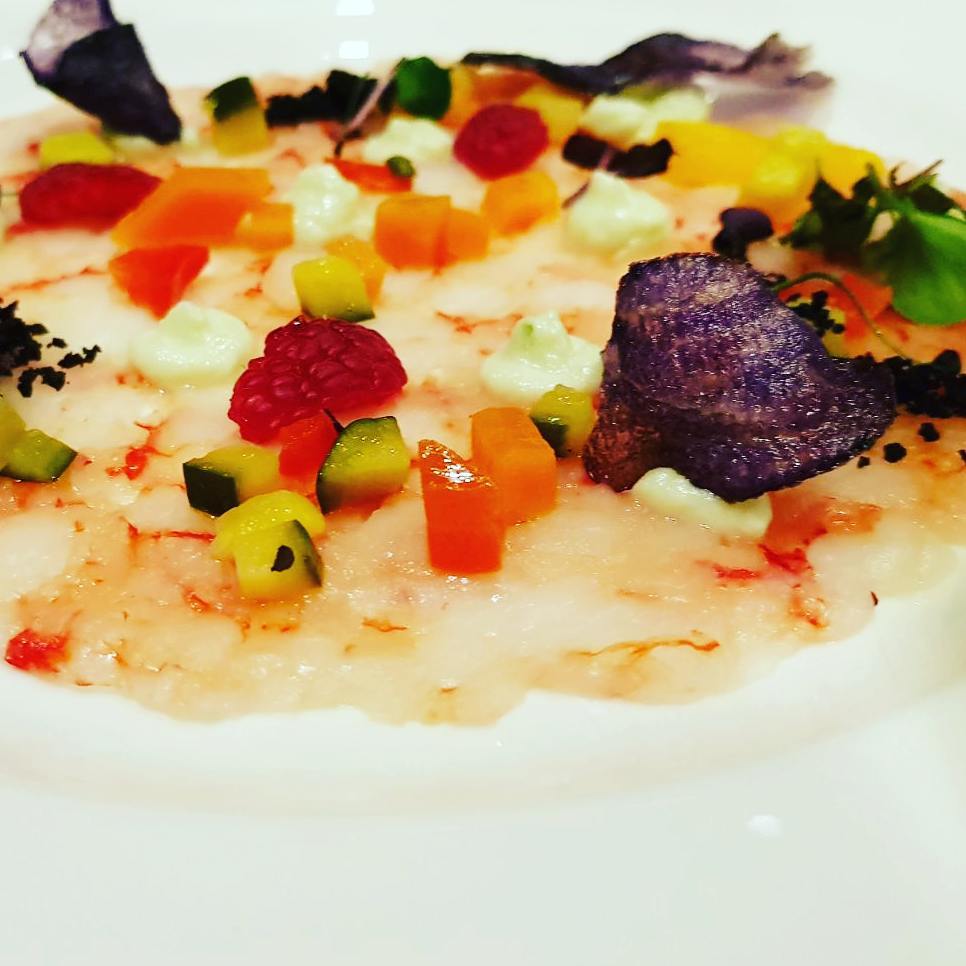 Carpaccio di gambero fresco accompagnato da concassé di verdure croccanti, frutti di bosco, polvere di caffè e vellutata crema di stracciatella, un’esplosione di gusto e eleganza firmata Chef Giusy Greco per eventi esclusivi e cene private
