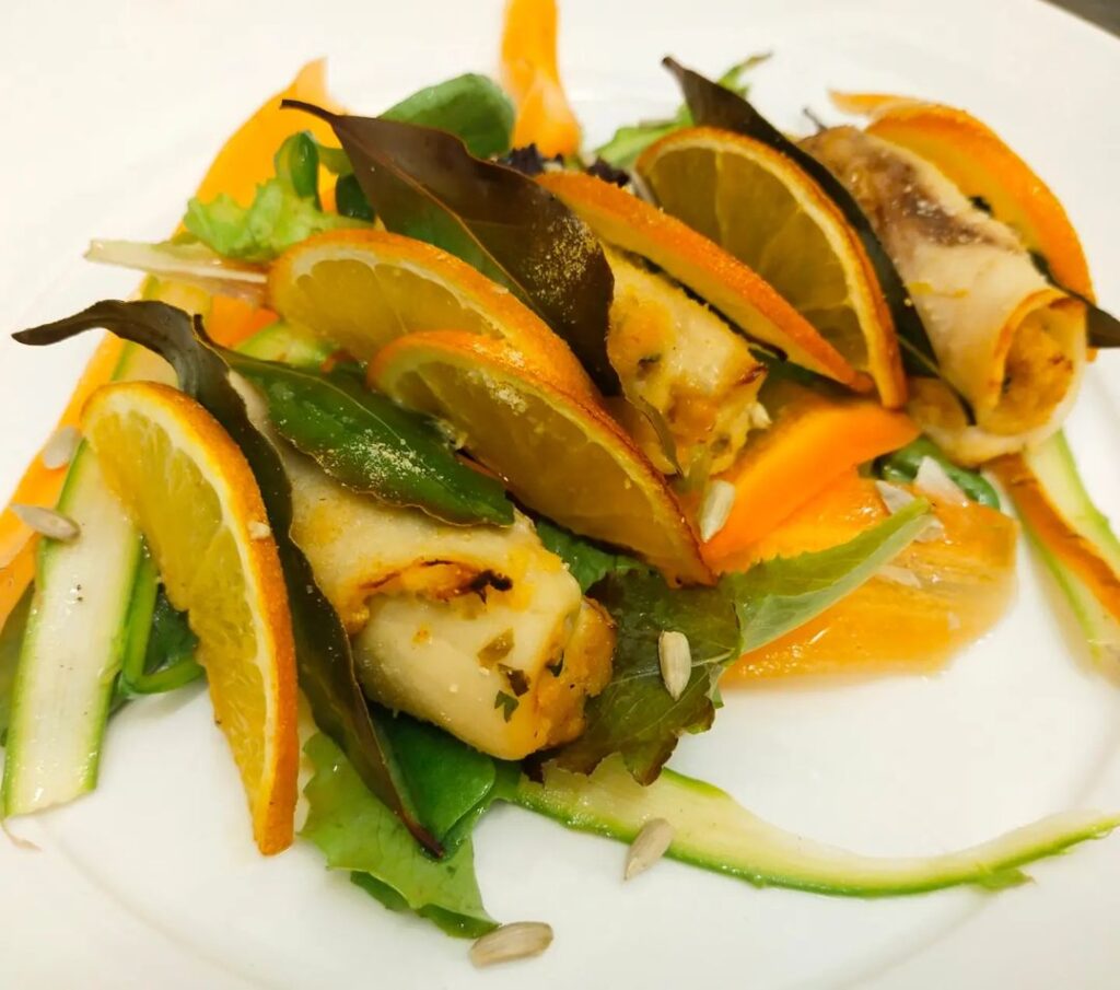 Involtini di pesce spada alla beccafico con pangrattato, uvetta,capperi di Pantelleria e pinoli, serviti su piatto bianco